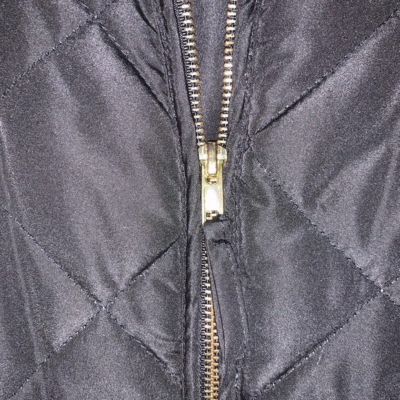 L Black Puffer Vest with Pockets - Picture 4 of 11